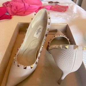 Valentino Garavani Pumps size 7 1/2. Good condition